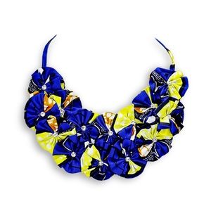 Crystal Centered Fabric Round Cluster Collar Nec